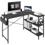 Escritorio de computadora en forma de L VEVOR con libros, monitor, teclado, mouse, computadora portátil, teléfono y auriculares.