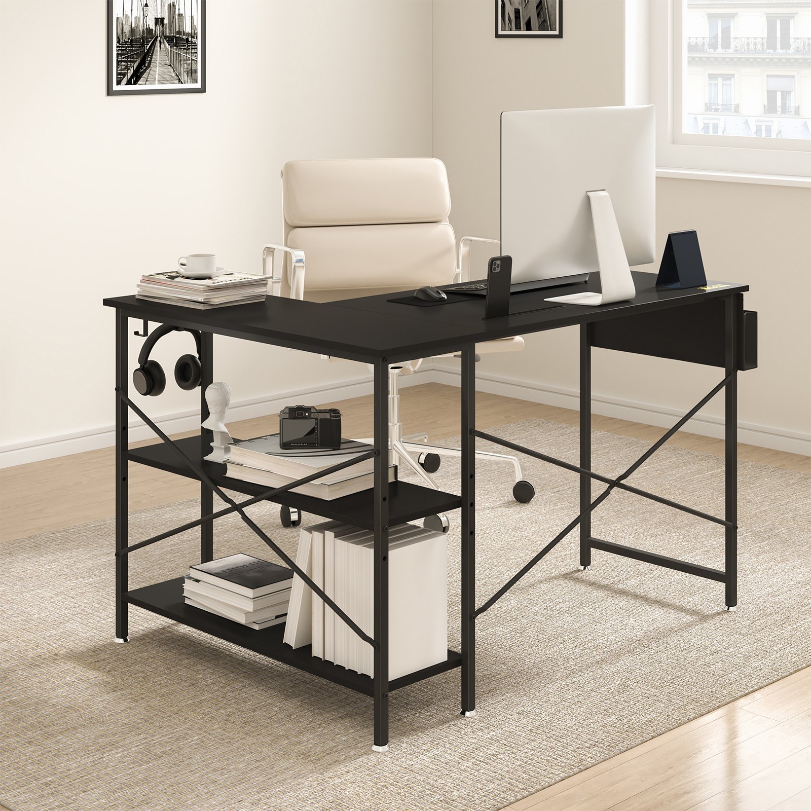 Configuración de oficina en casa moderna con escritorio de computadora en forma de L VEVOR, estantes negros, silla blanca y monitor de escritorio.