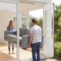 VEVOR Puerta Abatible de Vidrio con Entrada para Perros, 180° Altura Ajustable, Marco de Aleación de Aluminio, Puerta para Mascota 34,6 x 60 cm con Cerradura Magnética, Compatible con Perros Grandes
