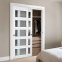 VEVOR Puerta Corrediza de Armario, para Huecos de 1219 x 2032 mm, Puerta Doble de 5 Paneles de Vidrio Esmerilado con Kit de Herrajes, Madera Maciza y MDF, Superficie de PVC Impermeable, Blanco