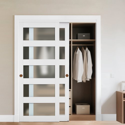 VEVOR Puerta Corrediza de Armario, para Huecos de 1524 x 2032 mm, Puerta Doble de 5 Paneles de Vidrio Esmerilado con Kit de Herrajes, Madera Maciza y MDF, Superficie de PVC Impermeable, Blanco