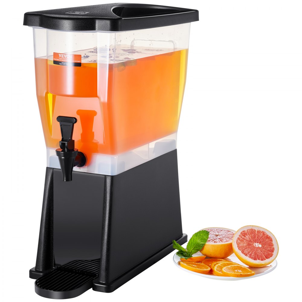 Dispensador de bebidas VEVOR con bebida de naranja, base negra y frutas cítricas en rodajas sobre un plato al lado.