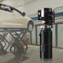 Bomba hidráulica VEVOR en un taller de automóviles levantando un automóvil beige con un elevador de tijera.