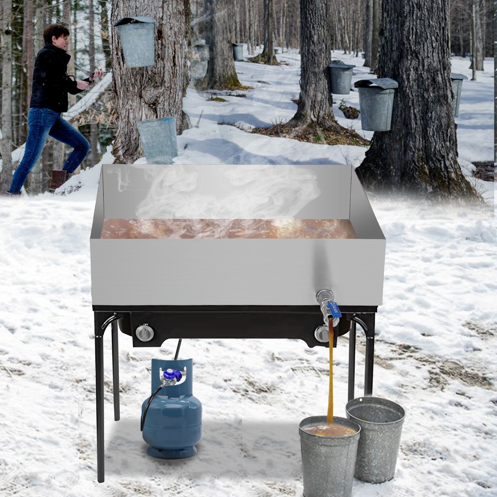 Bandeja evaporadora de jarabe de arce VEVOR en un bosque nevado con baldes recolectores de savia y tanque de propano azul