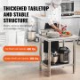 chef travaillant sur une table de travail en acier inoxydable VEVOR dans une cuisine commerciale ; supporte 400 lb.