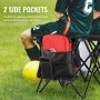 joueur de football assis sur un banc de sport pliable portable VEVOR avec 2 poches latérales pour ranger du matériel.