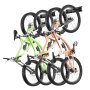 trois vélos de montagne sur un support de rangement pour vélos VEVOR, dotés de cadres verts et pêche avec des pneus à crampons.