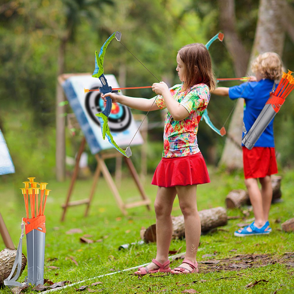 des enfants s'amusent à tirer à l'arc en plein air avec l'ensemble arc et flèches pour enfants VEVOR, visant une cible.