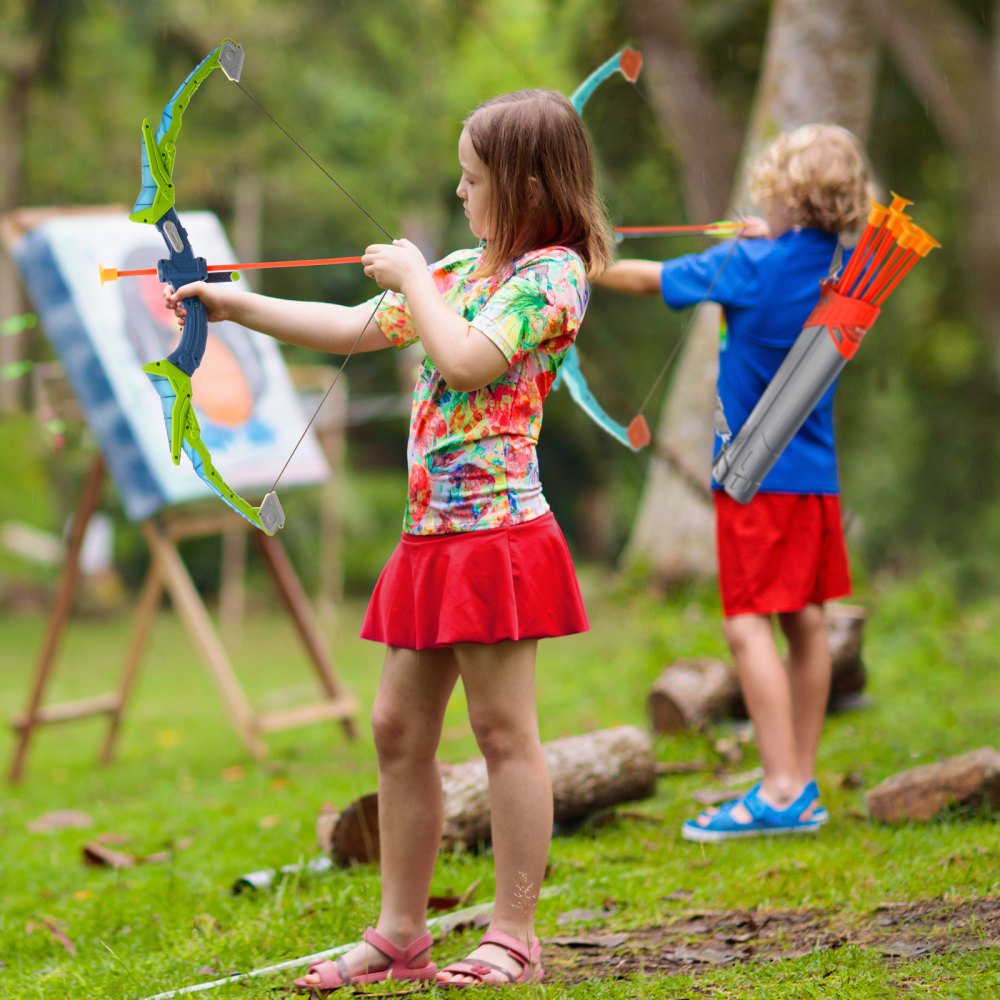 enfants jouant à l'extérieur avec l'ensemble de tir à l'arc pour enfants VEVOR, visant une cible dans un parc verdoyant.