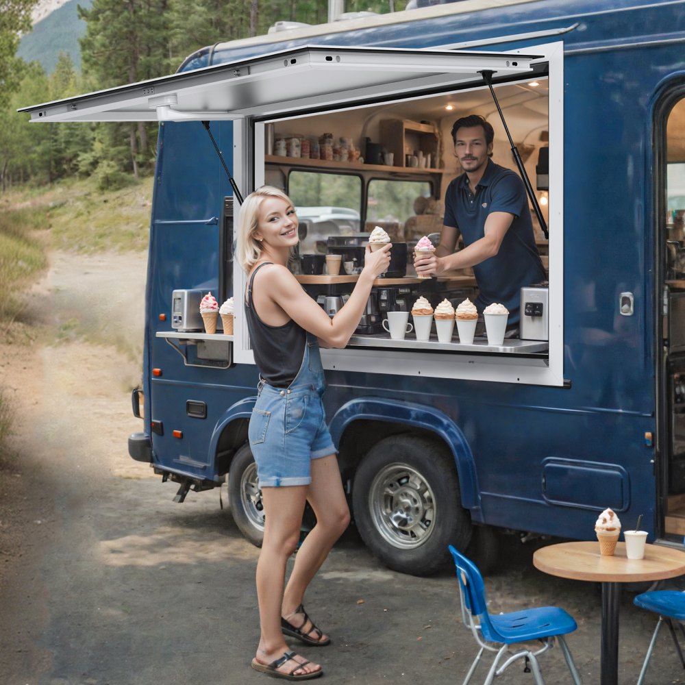 une femme achetant de la glace à la fenêtre de la concession VEVOR sur un food truck bleu dans un cadre extérieur pittoresque.