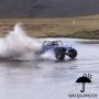 véhicule tout-terrain roulant dans l'eau, avec texte « étanche » et icône de parapluie.