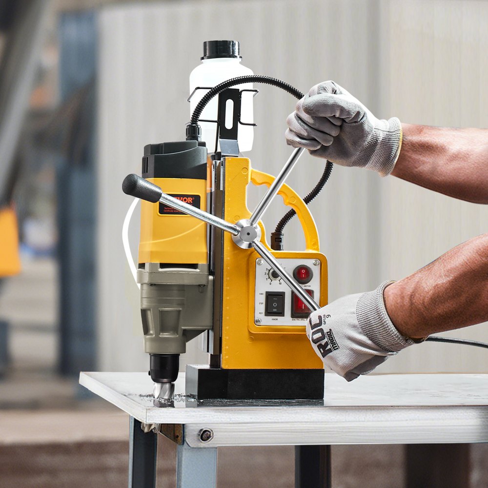 VEVOR Trapano Magnetico, Motore da 1400 W Trapano a Colonna Elettrico Magnetico 12800 N Diametro di Foratura di 50 mm con 6 Punte per Carotaggio, Velocità Variabile, per Superfici Metalliche, Giallo