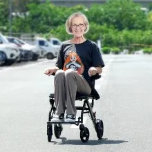 VEVOR Sedia a Rotelle, Sedia da Trasporto Ultraleggera in Lega di Alluminio per Adulti Pieghevole con Braccioli Ribaltabili Quanto Scrivania, Freno Autobloccante, Sedile Capacità di Peso di 100 kg