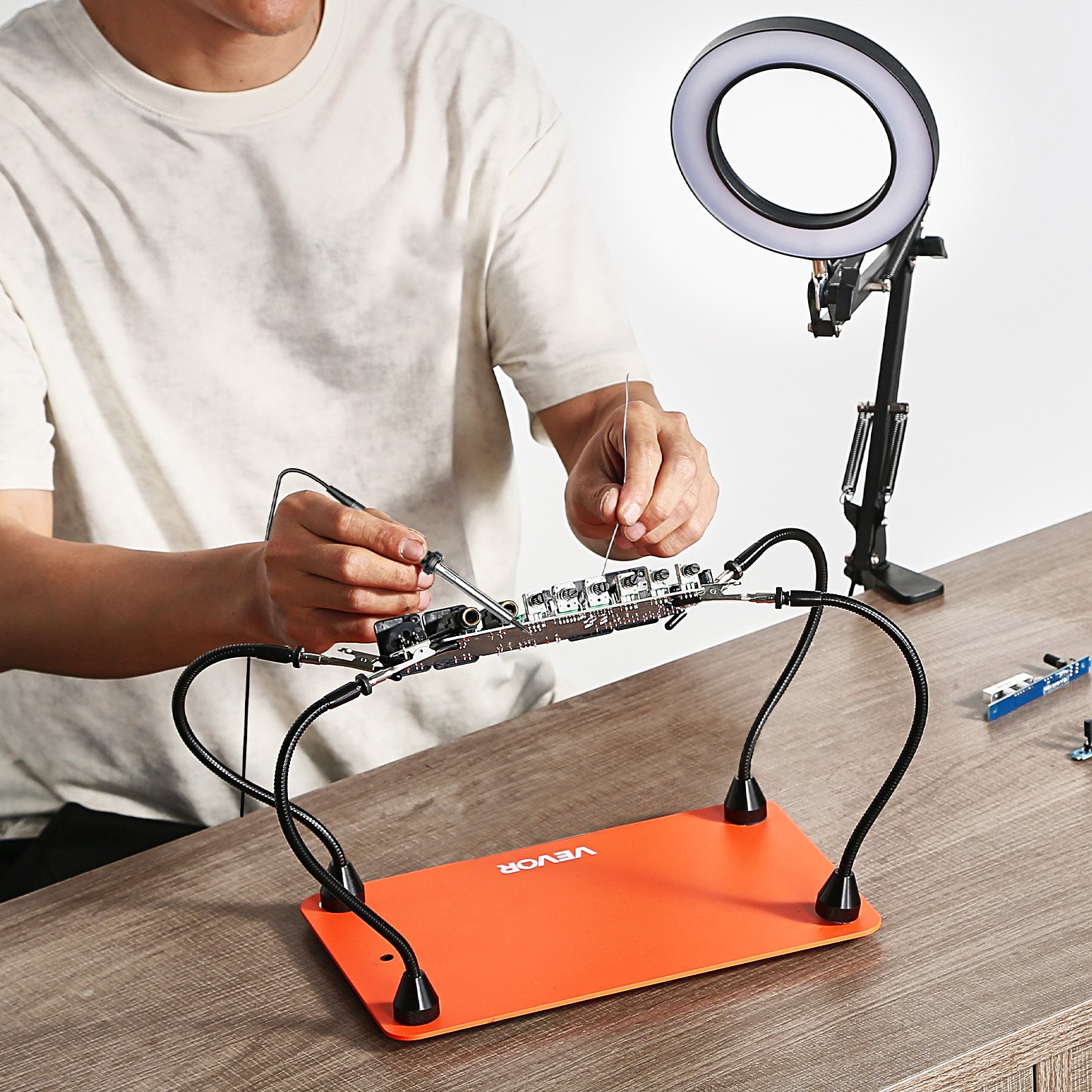 VEVOR Stazione Saldatura Magnetica con Lampada d'Ingrandimento LED 3X 4 Bracci Flessibili, Strumento Terza Mano per Saldatura Base Antiscivolo, Supporto Aiuto per Saldatura Riparazioni Fai da te