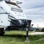 VEVOR Cric per Rimorchio, Capacità di Carico Dinamico 907 kg Cric Girevole per Rimorchio, Montaggio su Tubo Saldato, Supporto per Cric per Rimorchio con Sollevamento 254 mm con Maniglia per Rimorchio