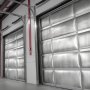 VEVOR Rotolo Isolante Riflettente Doppio, Barriera Radiante in Tessuto Perforato, Spessore 0,15 mm, 76,2 mx 1,22 m, Scudo Riflettente del Calore in Alluminio Bifacciale, per Finestre, Tetti di Camper