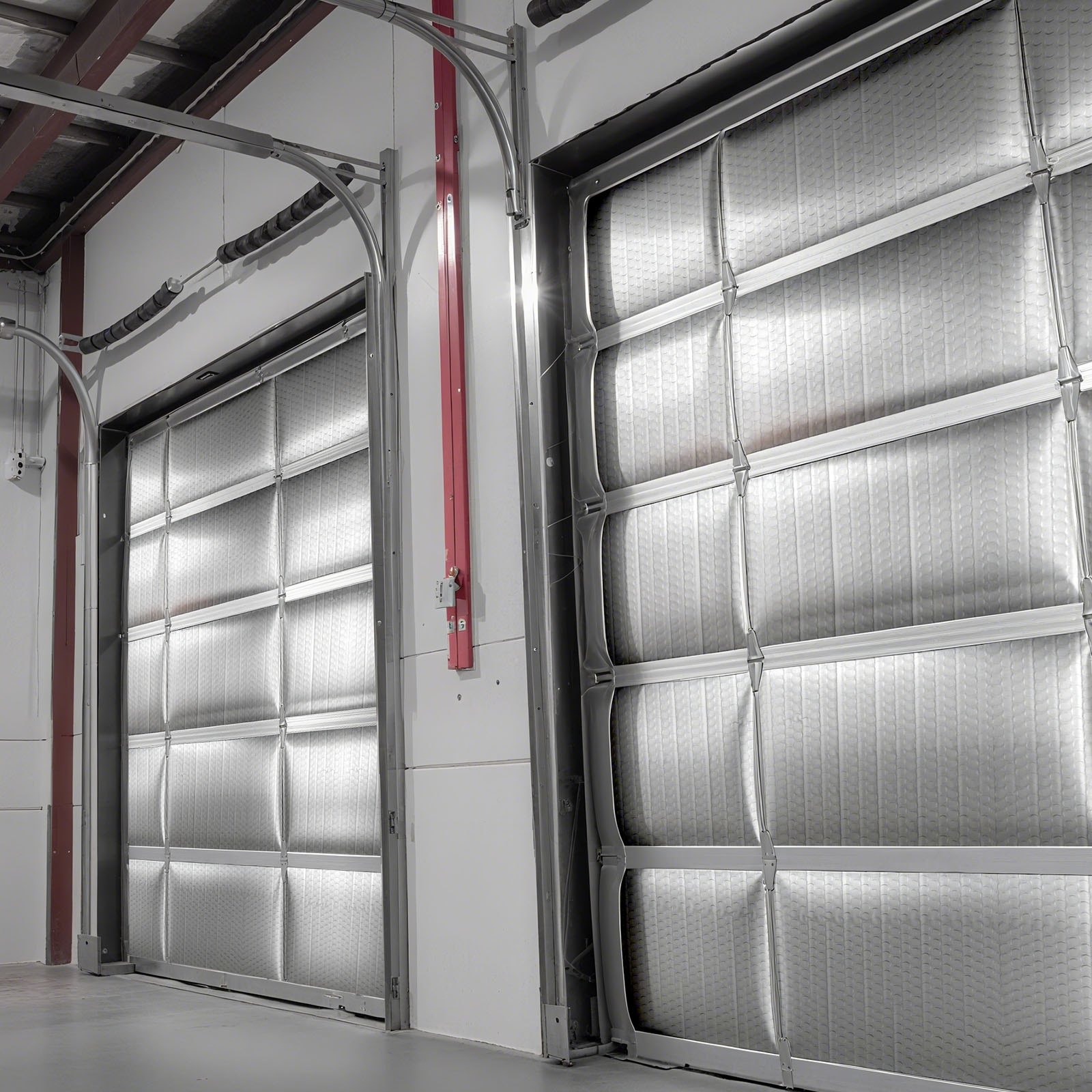 VEVOR Rotolo Isolante Riflettente Doppio, 16 Pezzi Scudo Riflettente del Calore a Bolle d'Aria a Doppio Strato, Spessore 6 mm 1,22 x 0,61 m, Rotoli di Isolamento Termico per Porte da Garage