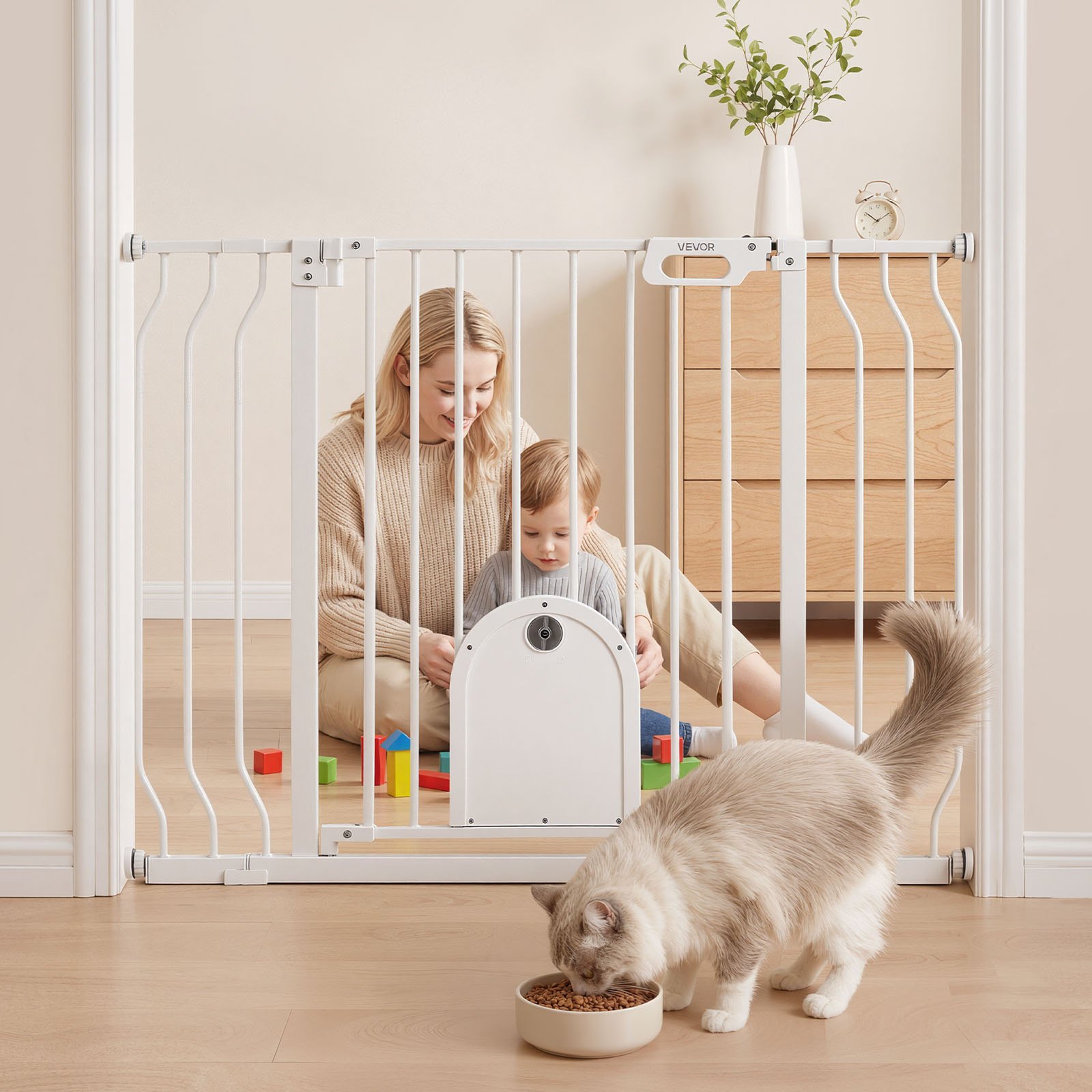 VEVOR Cancelletto di Sicurezza per Bambini, Porticina Metallica Larghezza Regolabile da 75 a 111 cm, con Sportello per Gatti Regolabile, Colore Bianco, con Kit di Montaggio, per Animali Domestici