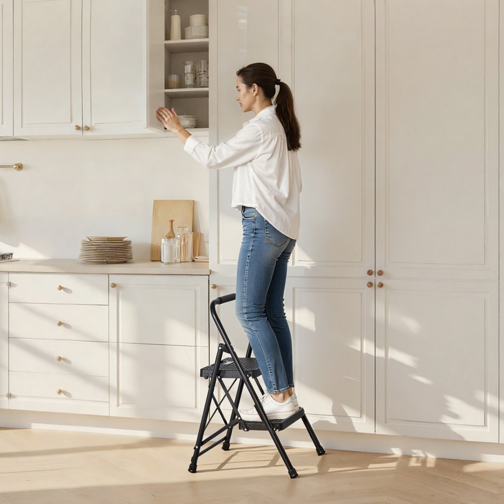 VEVOR Scala Pieghevole per Uso Domestico con 2 Gradini, con Ampio Pedale Antiscivolo e Comoda Impugnatura, Scala in Acciaio Portatile Leggera con Capacità di 272 kg, Multiuso per Cucina, Casa, Nero