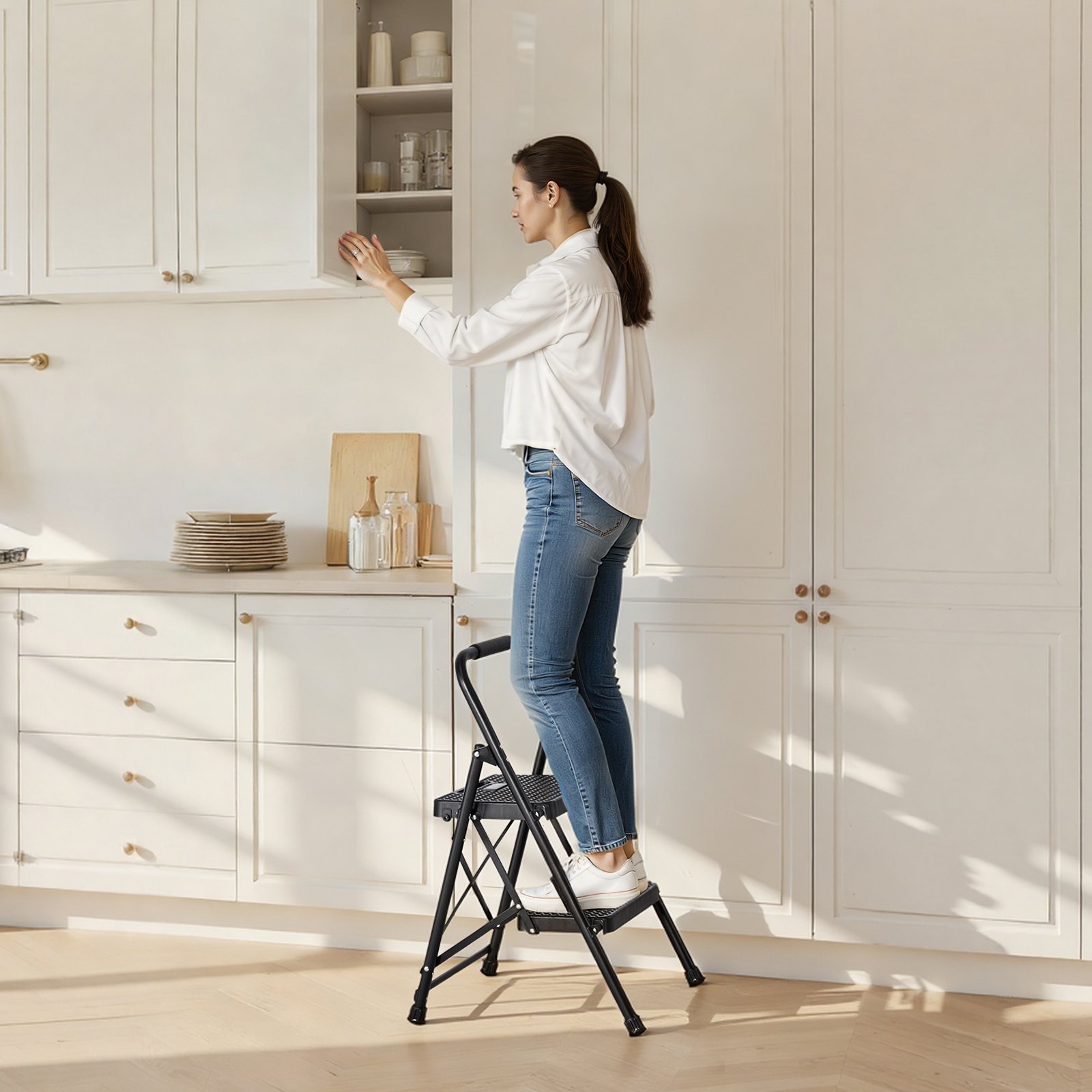 VEVOR Scala Pieghevole per Uso Domestico con 2 Gradini, con Ampio Pedale Antiscivolo e Comoda Impugnatura, Scala in Acciaio Portatile Leggera con Capacità di 272 kg, Multiuso per Cucina, Casa, Nero