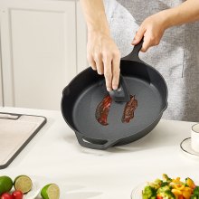 VEVOR Padella in Ghisa, Set di 4 Padelle Antiaderenti (155, 205, 260, 305 mm), con Manico in Silicone Resistente al Calore, Padella da Chef Pre-Trattata, Pentole da Cucina per Gas, Elettrico, Nero