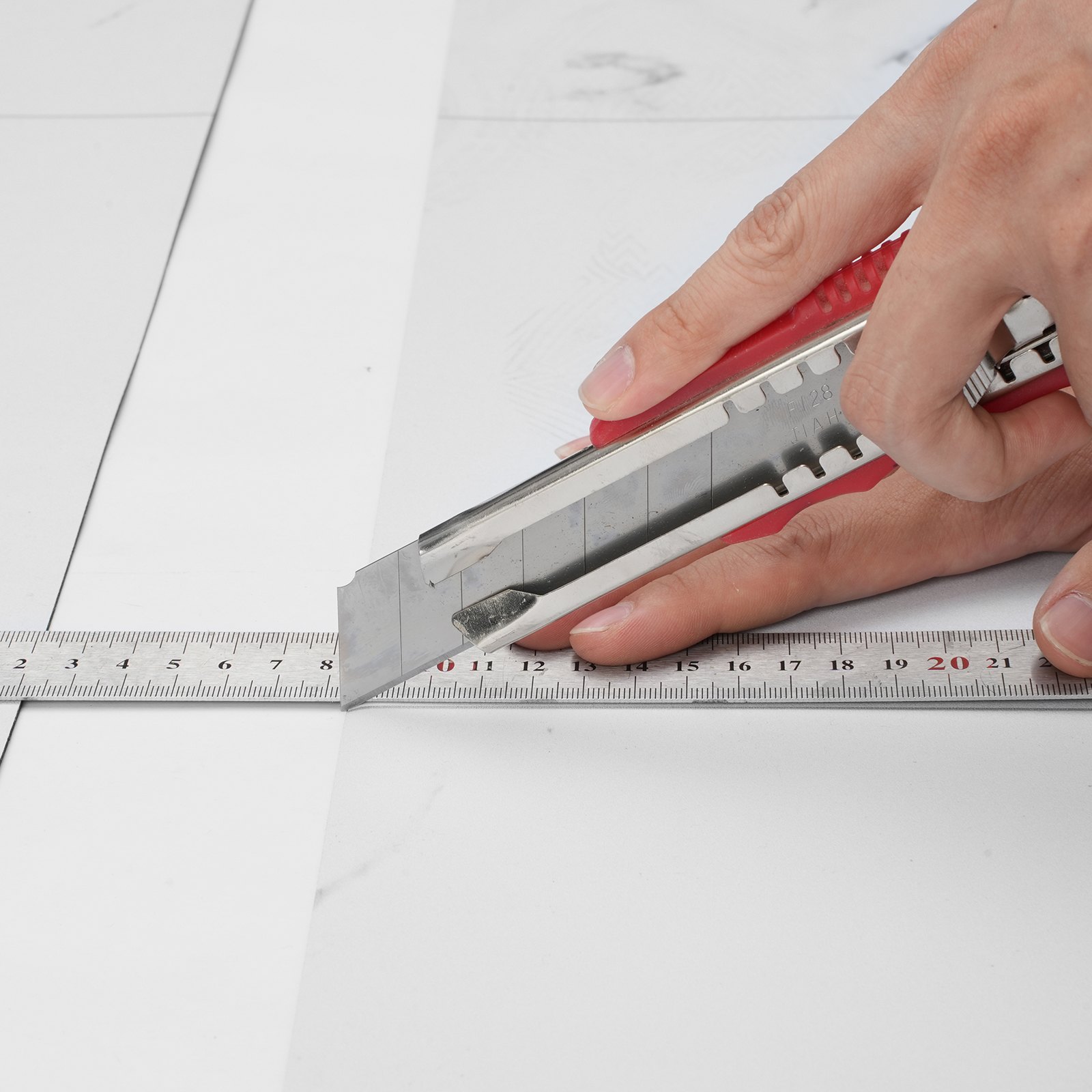 VEVOR Piastrelle per Pavimenti Autoadesive in Vinile 9900 mm x 600 mm Spessore 1,5 mm Struttura Marmo Bianco per Cucina, Sala da Pranzo, Camere da Letto, Bagni, Facili per l'Arredamento della Casa