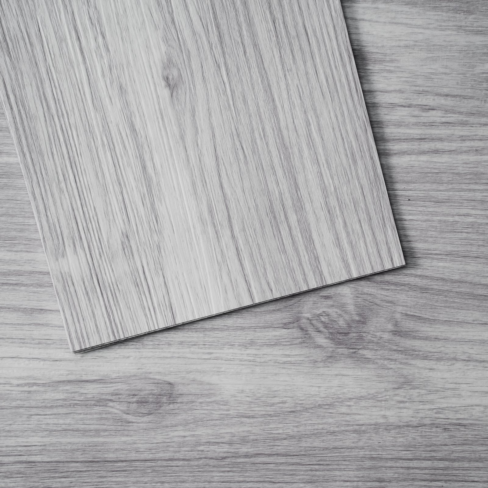 VEVOR Piastrelle per Pavimenti Autoadesive in Vinile 914 x 152 mm 20 Pezzi Spesse 0,62 mm con Venature del Legno Grigio Chiaro per Cucina, Sala da Pranzo, Camere da Letto, per Arredamento della Casa
