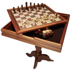 tabellone con scacchi e dama che giocano Foto stock
