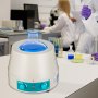 Manta calefactora VEVOR de 1000 ml con líquido azul en un entorno de laboratorio con tubos de ensayo.