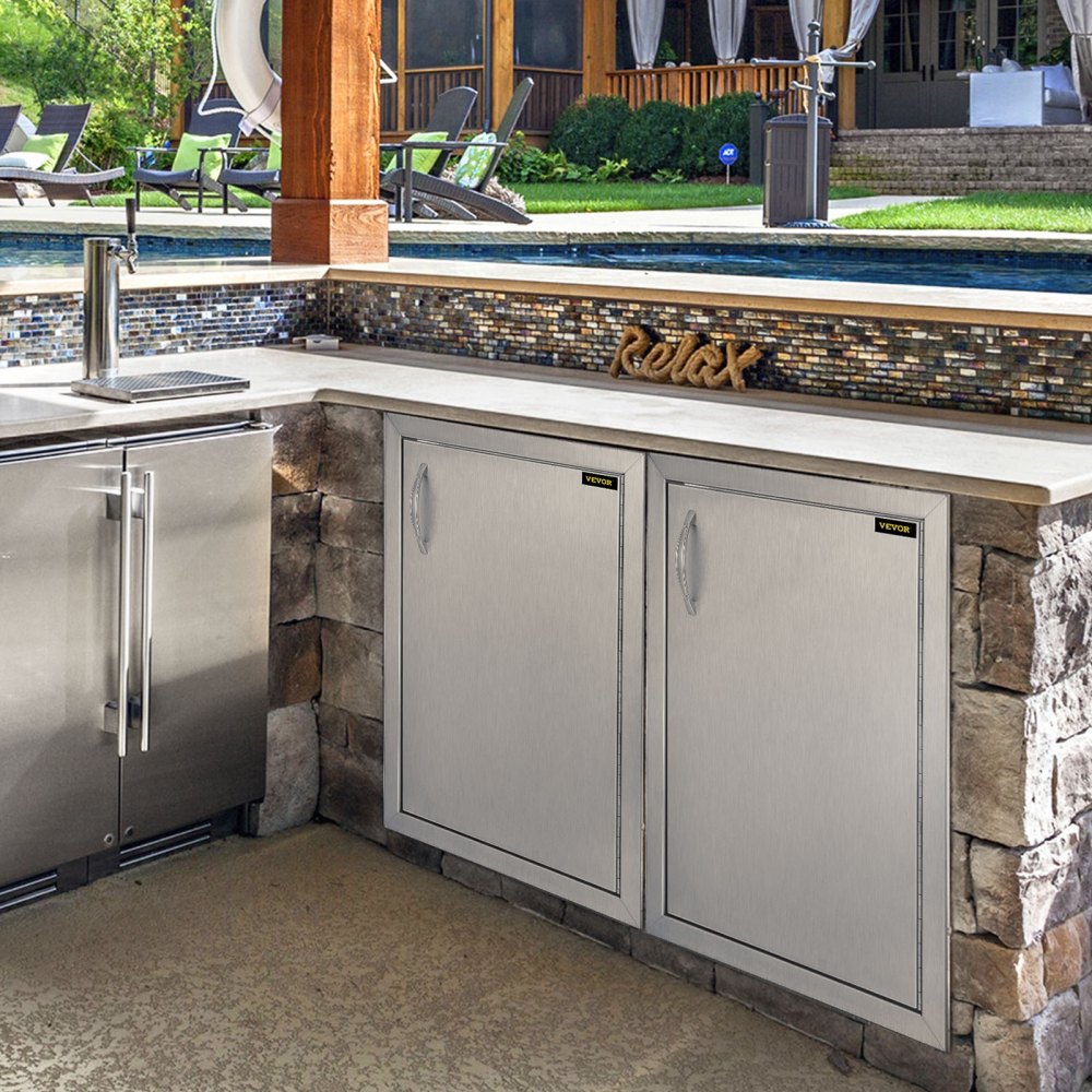 Cocina exterior con puerta de acceso a cocina exterior VEVOR y electrodomésticos de acero inoxidable.