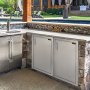 Cocina exterior con puerta de acceso a cocina exterior VEVOR y electrodomésticos de acero inoxidable.