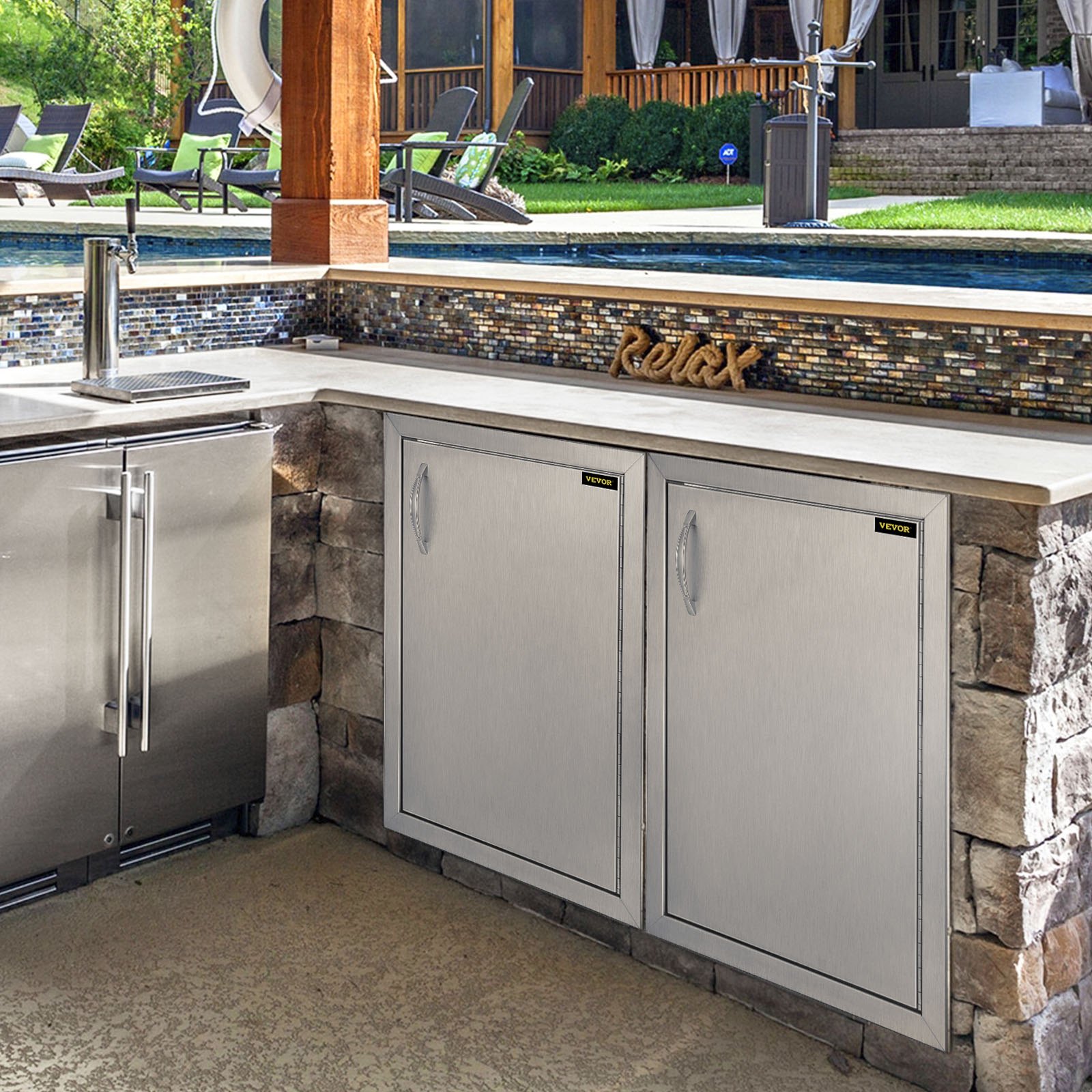 Cocina exterior con puerta de acceso a cocina exterior VEVOR y electrodomésticos de acero inoxidable.