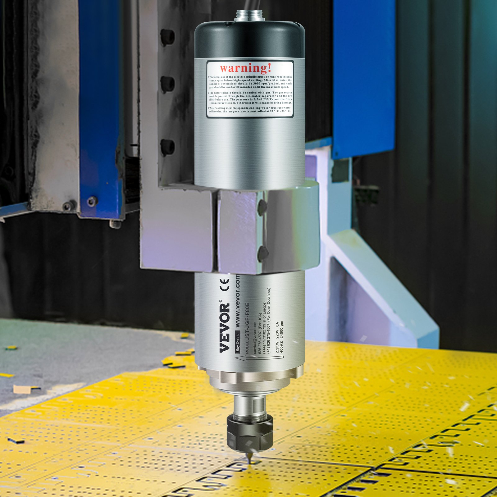 Motor de husillo CNC VEVOR montado en una máquina con una superficie de trabajo perforada amarilla.