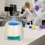 Manta calefactora VEVOR de 2000 ml en un laboratorio con científicos y tubos de ensayo.