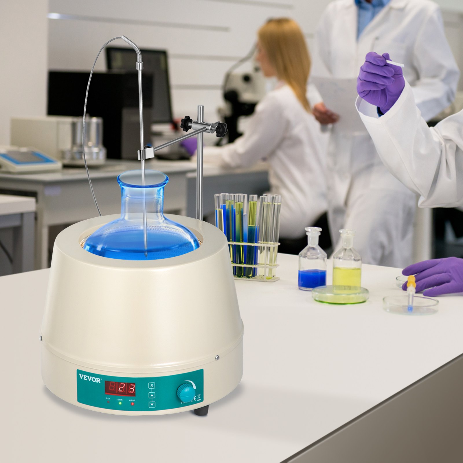 Manta calefactora VEVOR de 2000 ml en un laboratorio con científicos y tubos de ensayo.