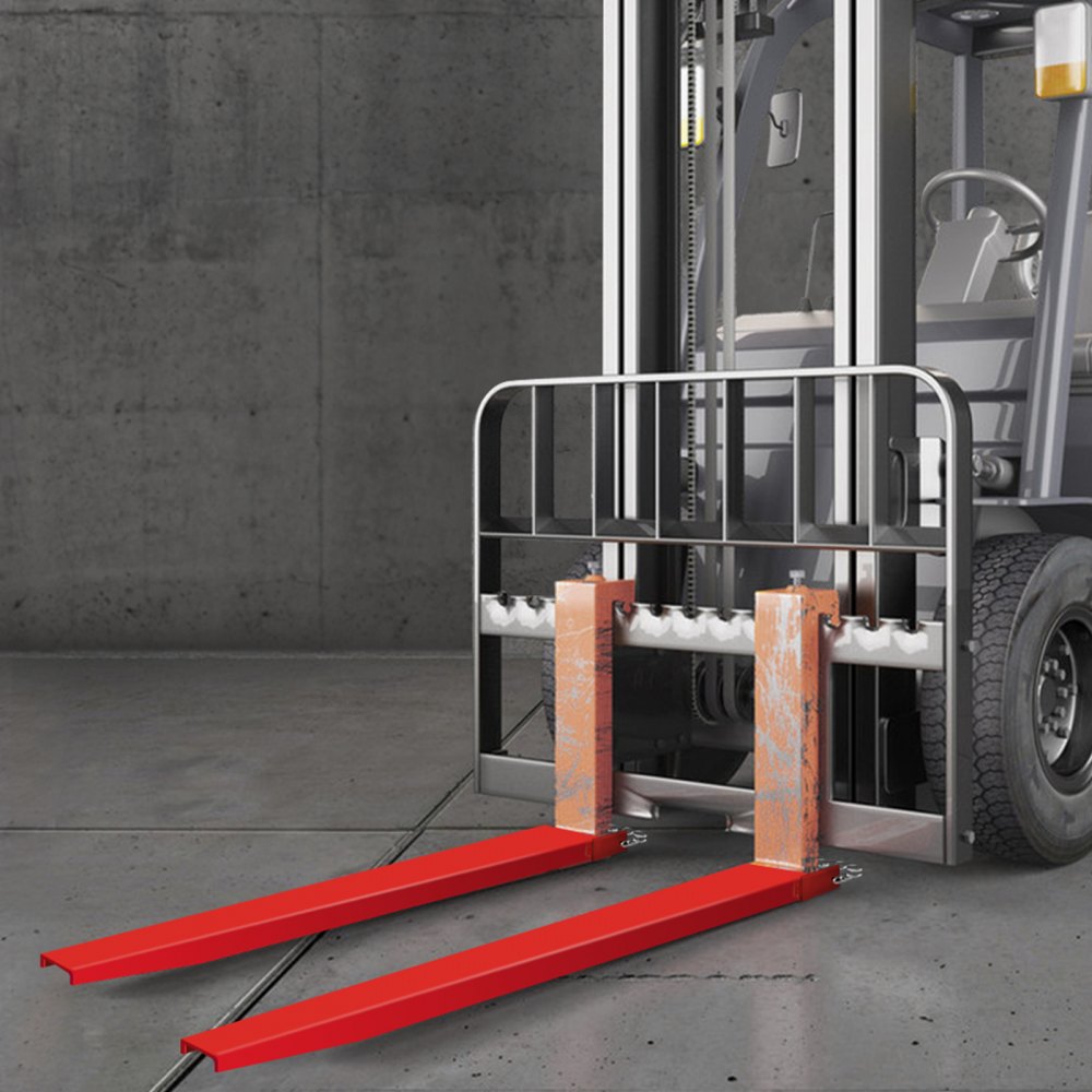 Extensiones de horquillas para paletas VEVOR rojas en una carretilla elevadora en un almacén industrial gris.