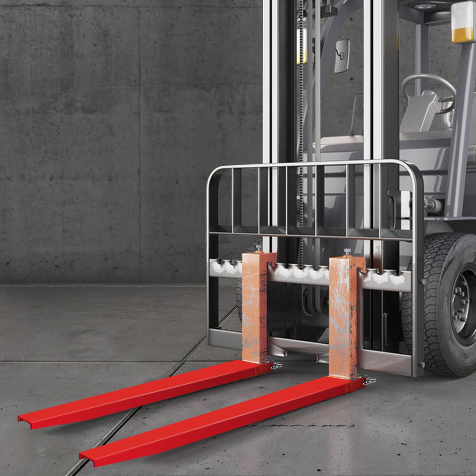 Extensiones de horquillas para paletas VEVOR rojas en una carretilla elevadora en un almacén industrial gris.