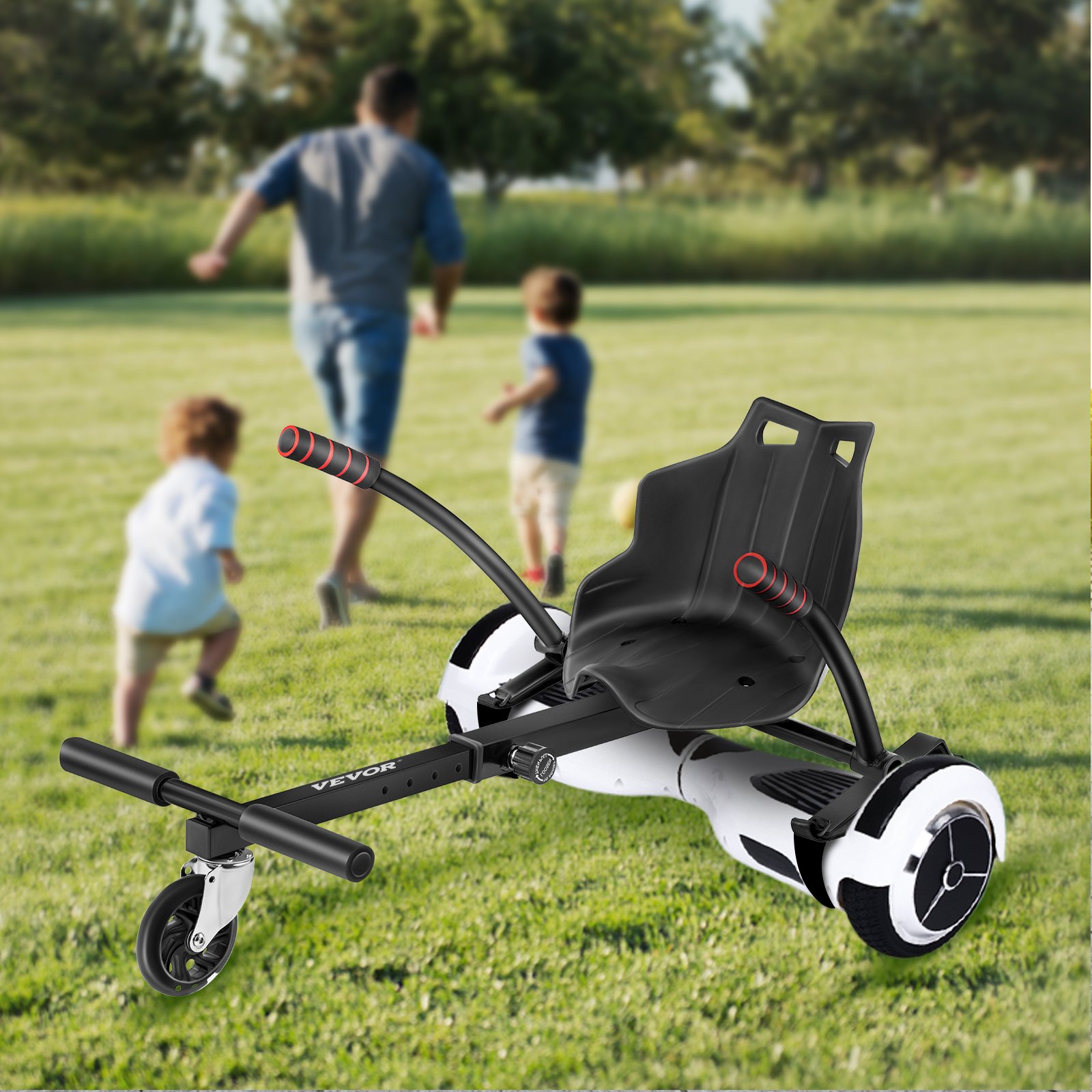 Accesorio de asiento de hoverboard VEVOR en un campo de césped con niños al fondo.