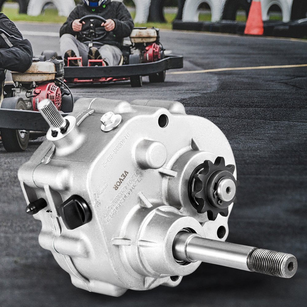 Caja de cambios de kart VEVOR mostrada con karts de carrera en el fondo.