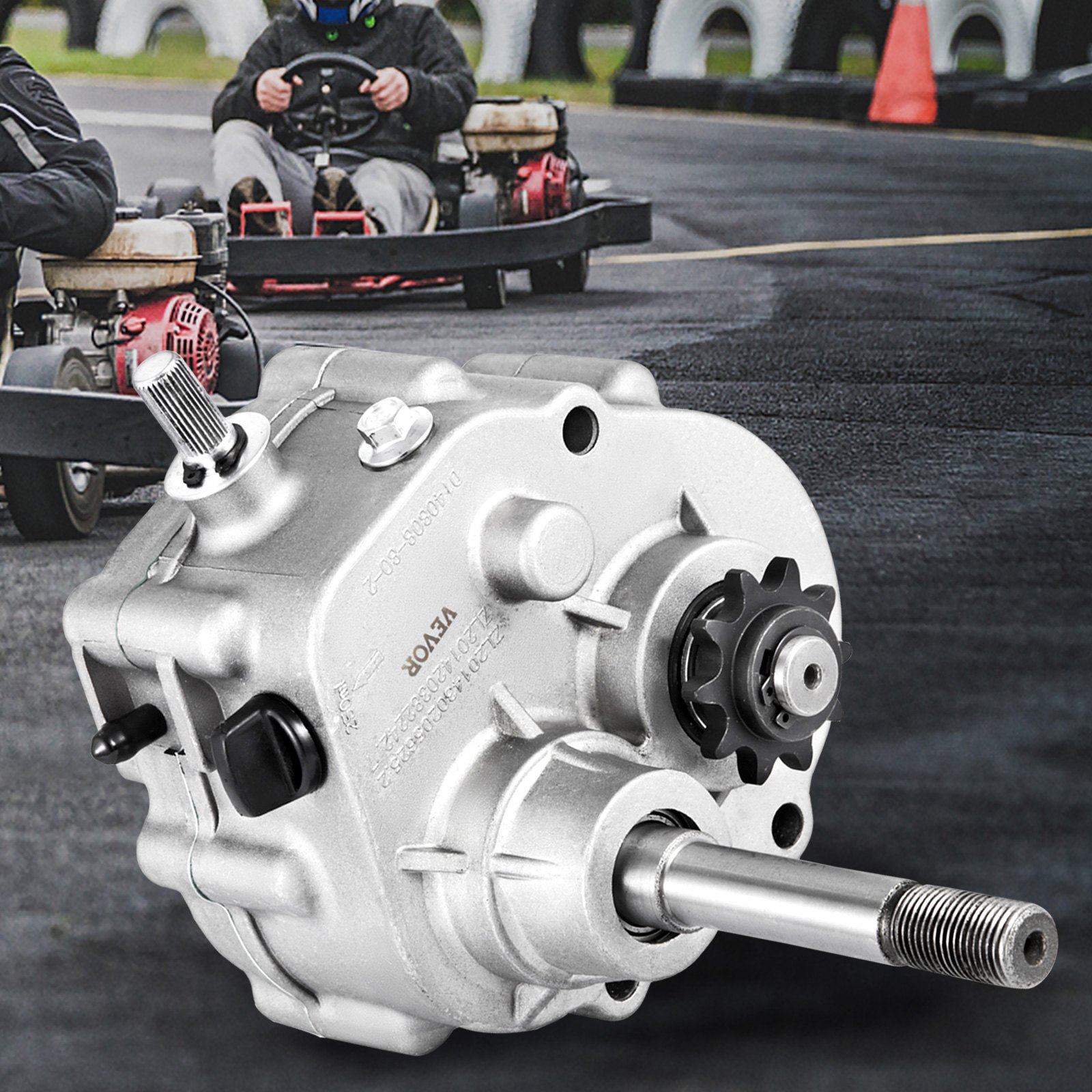 Caja de cambios de kart VEVOR mostrada con karts de carrera en el fondo.