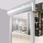 Cortina de aire VEVOR sobre entrada de cristal a tienda minorista con maniquíes y exhibidores de moda.