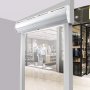 Entrada de tienda moderna con una cortina de aire VEVOR sobre las puertas de vidrio.