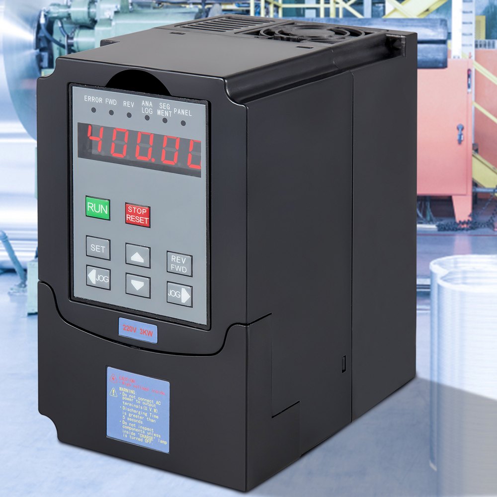 VFD VEVOR de 3 kW con pantalla digital y botones de control en un entorno industrial