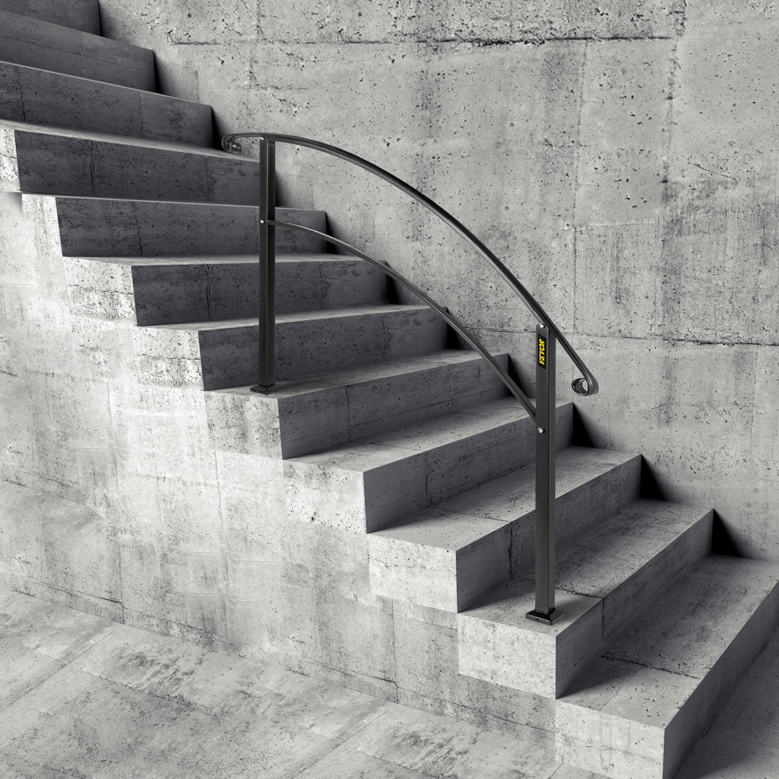 Escaleras de hormigón con pasamanos VEVOR de 4 escalones contra una pared gris.