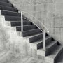 Escaleras de hormigón gris resistente con elegantes pasamanos para exteriores VEVOR contra una pared de hormigón.
