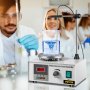 entorno de laboratorio con agitador magnético VEVOR y científicos realizando experimentos.