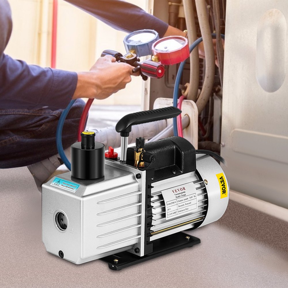 Técnico que utiliza bomba de vacío VEVOR con manómetro múltiple en reparación del sistema HVAC.