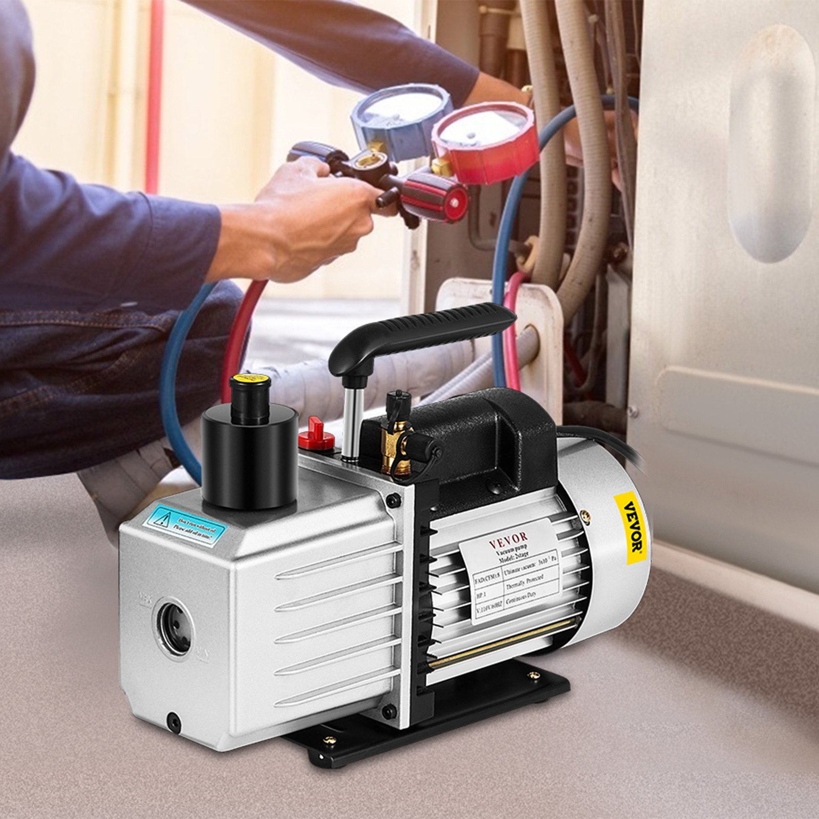 Técnico que utiliza bomba de vacío VEVOR con manómetro múltiple en reparación del sistema HVAC.