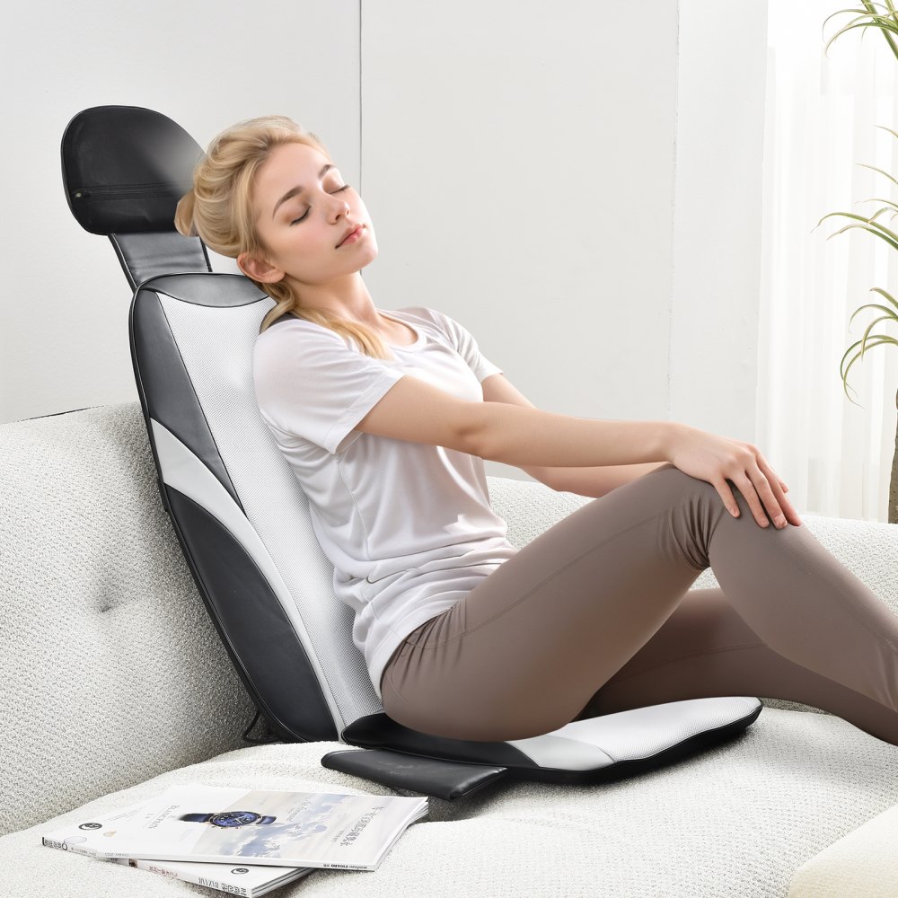 Masajeador de espalda shiatsu VEVOR en un sofá, con una mujer relajándose y una revista cerca.