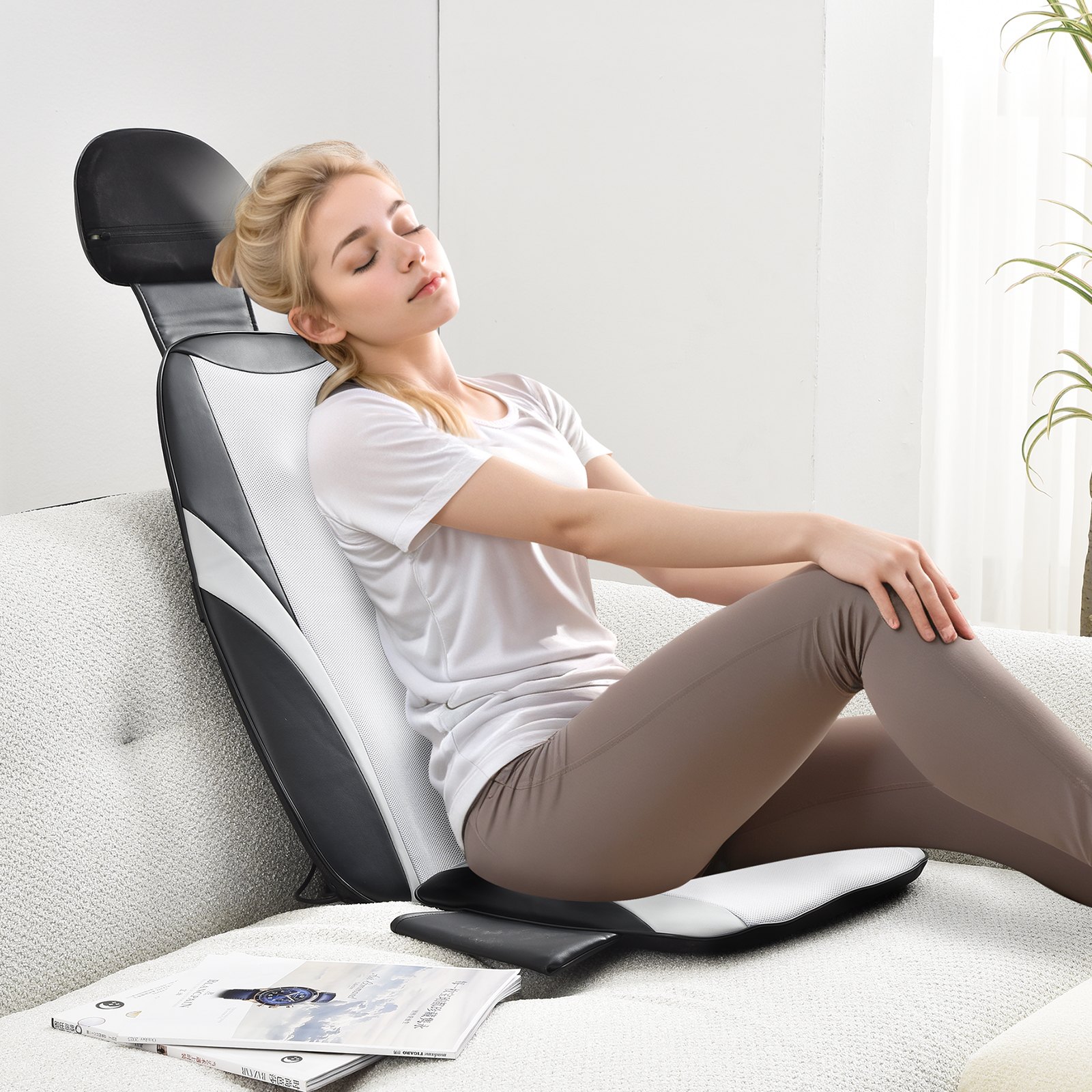 Masajeador de espalda shiatsu VEVOR en un sofá, con una mujer relajándose y una revista cerca.